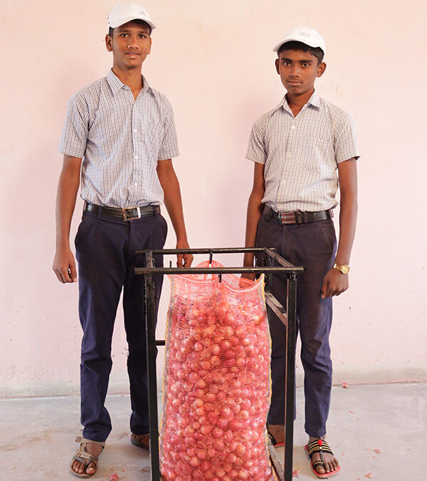 शेतकऱ्यांसाठी पिशवी/गोण धरणी उपकरण